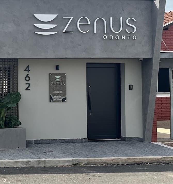 Fachada da Zenus Odonto de dia, com o letreiro, o número 462 e a porta de entrada